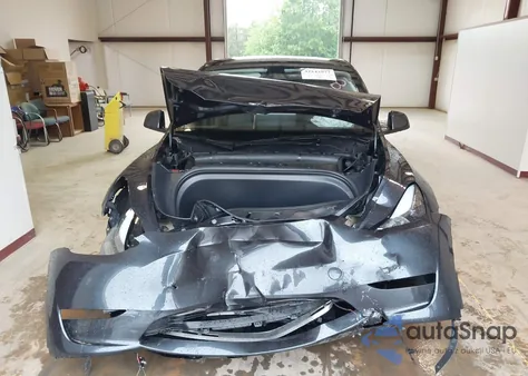 2024 Tesla Model Y Long Range Dual Motor All-Wheel Drive/Rwd z USA, uszkodzony, nr VIN 7SAYGDED4RF072600